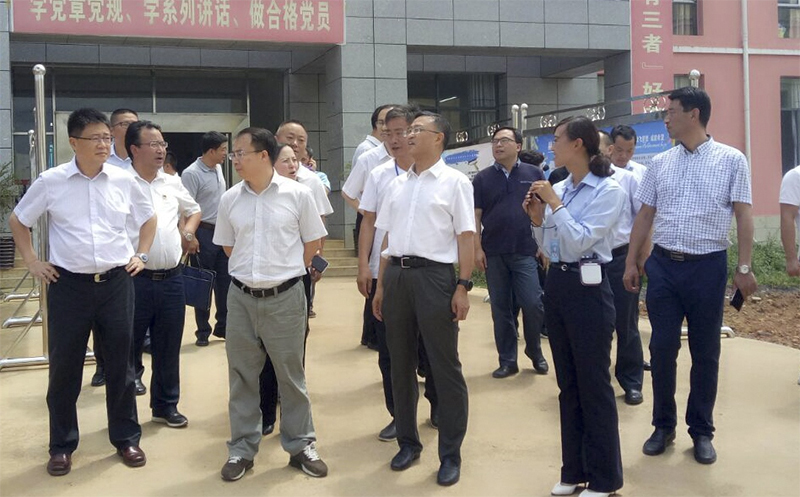 貴 州 省 人 大 常 委 會 副 主 任 、 秘 書 長 陳鳴明（前排中），赫章縣委副書記、縣長胡海 （前排左二），副縣長唐瑜等領導到我校調研。